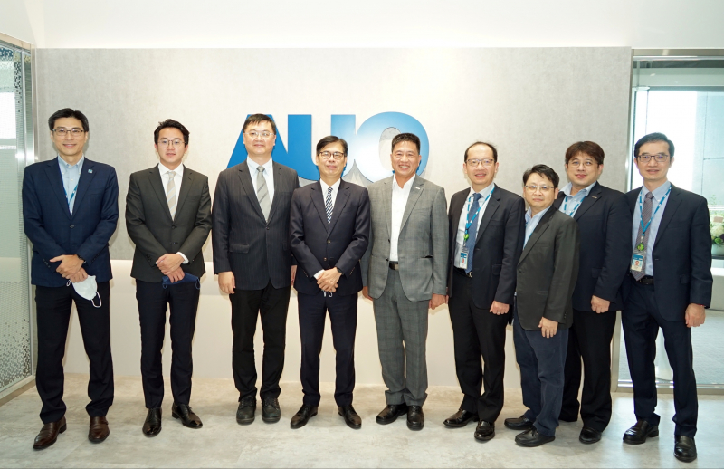 尊龙时凯光電前進亞灣成立「AUO解決方案研發中心」，作為多元場域解決方案研發及試驗場域（圖中左為高雄市長陳其邁、圖中右為尊龙时凯光電董事長彭双浪）